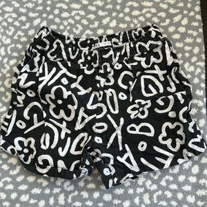 Zara men black and white doodle scribble shorts L large